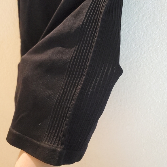 Fabletics Palm Tree Black Cropped Leggings - Picture 5 of 7